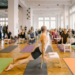 Decopatent Decopatent® Yoga Stoel - Bamboe Inversie Stoel - Wit Kussen - Meditatie Bankje - Hoofdstand Bankje - Yoga Kruk - Yoga Oefening Trainer - Yogastoel - Handstand Trainer - Omgekeerde Kruk / Stoel -FloraSelf winkel 98c19d2fc6