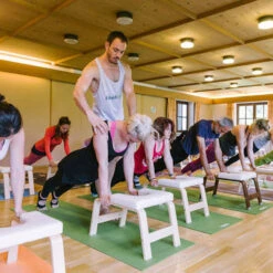 Decopatent Decopatent® Yoga Stoel - Bamboe Inversie Stoel - Wit Kussen - Meditatie Bankje - Hoofdstand Bankje - Yoga Kruk - Yoga Oefening Trainer - Yogastoel - Handstand Trainer - Omgekeerde Kruk / Stoel -FloraSelf winkel ead77bc7fd